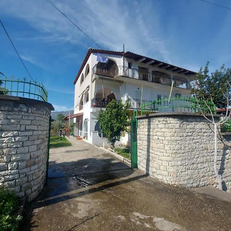 Guest House Irvin Berat Exterior photo