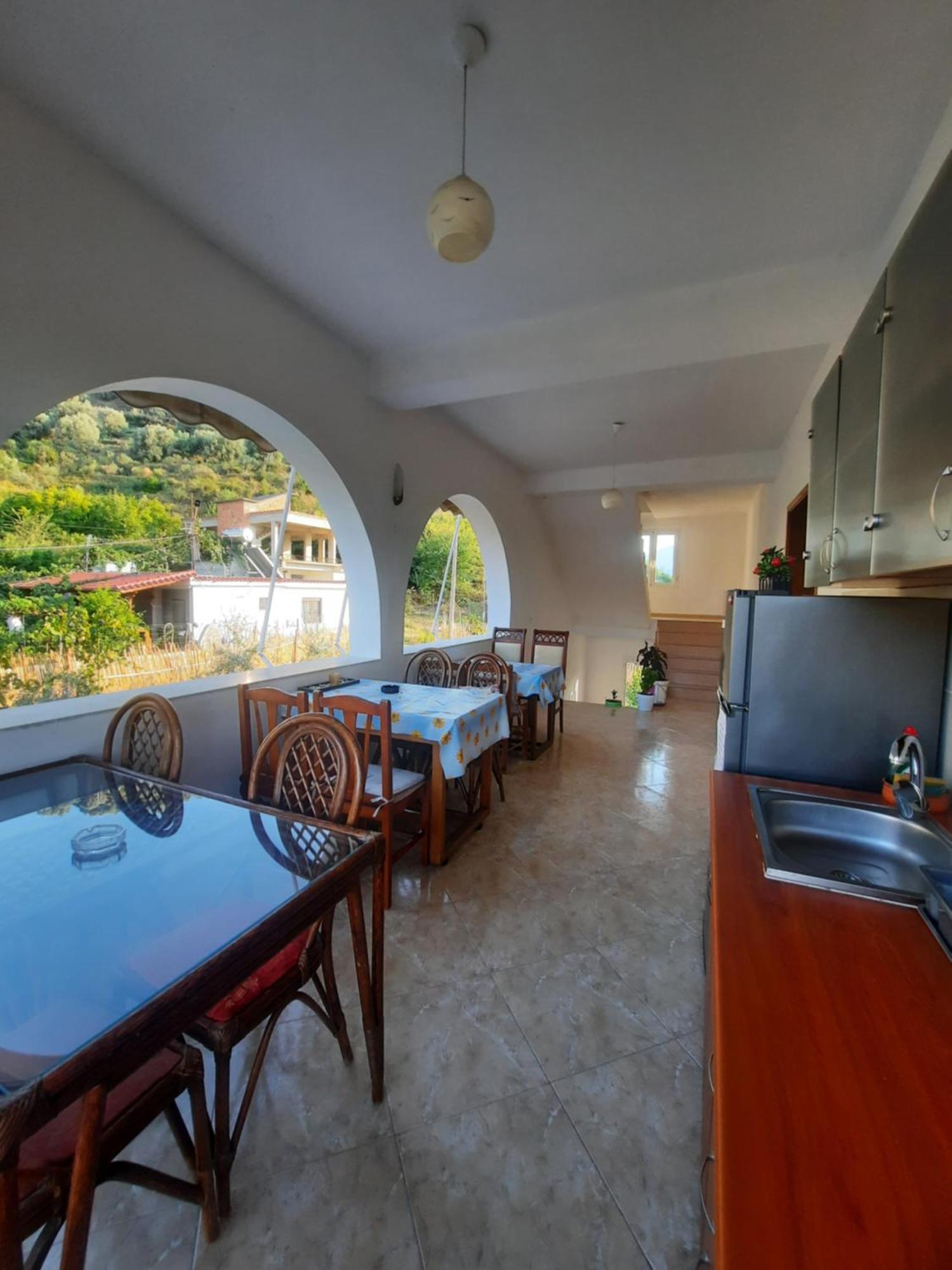 Guest House Irvin Berat Exterior photo